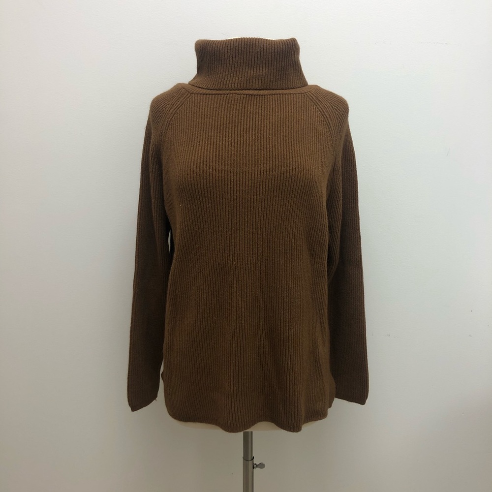 BROWN TURTLENECK SWEATER